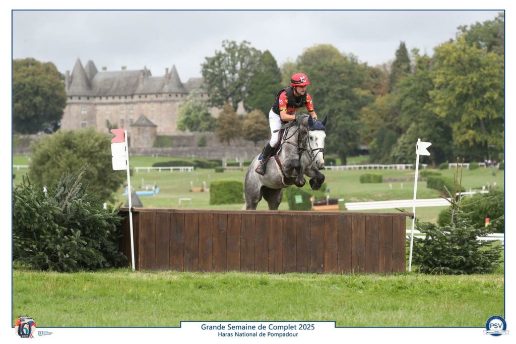 L'AVENIR TENAREZE CCE sur un obstacle fixe